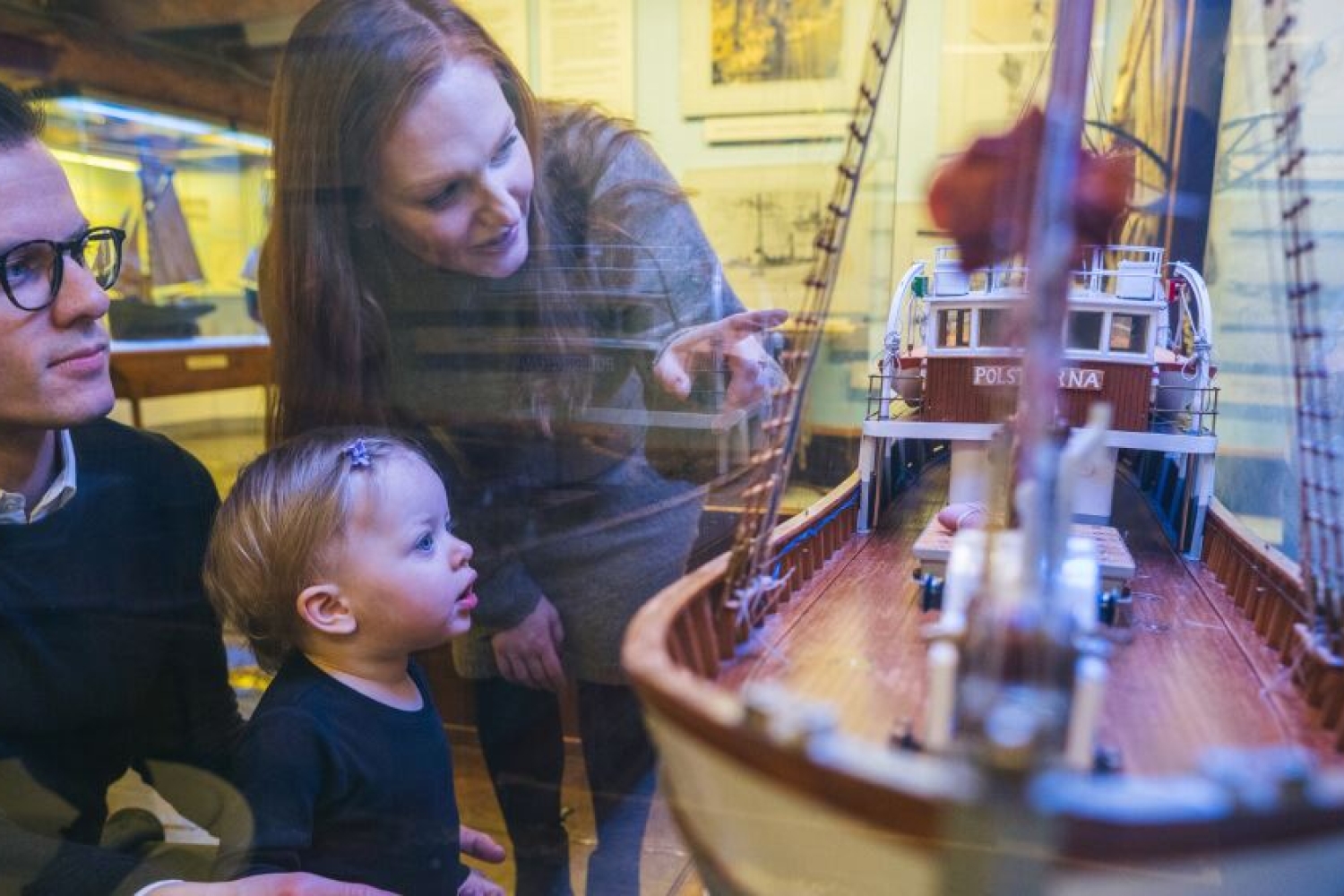 Familie studerer en utstilling på Polarmuseet i Tromsø