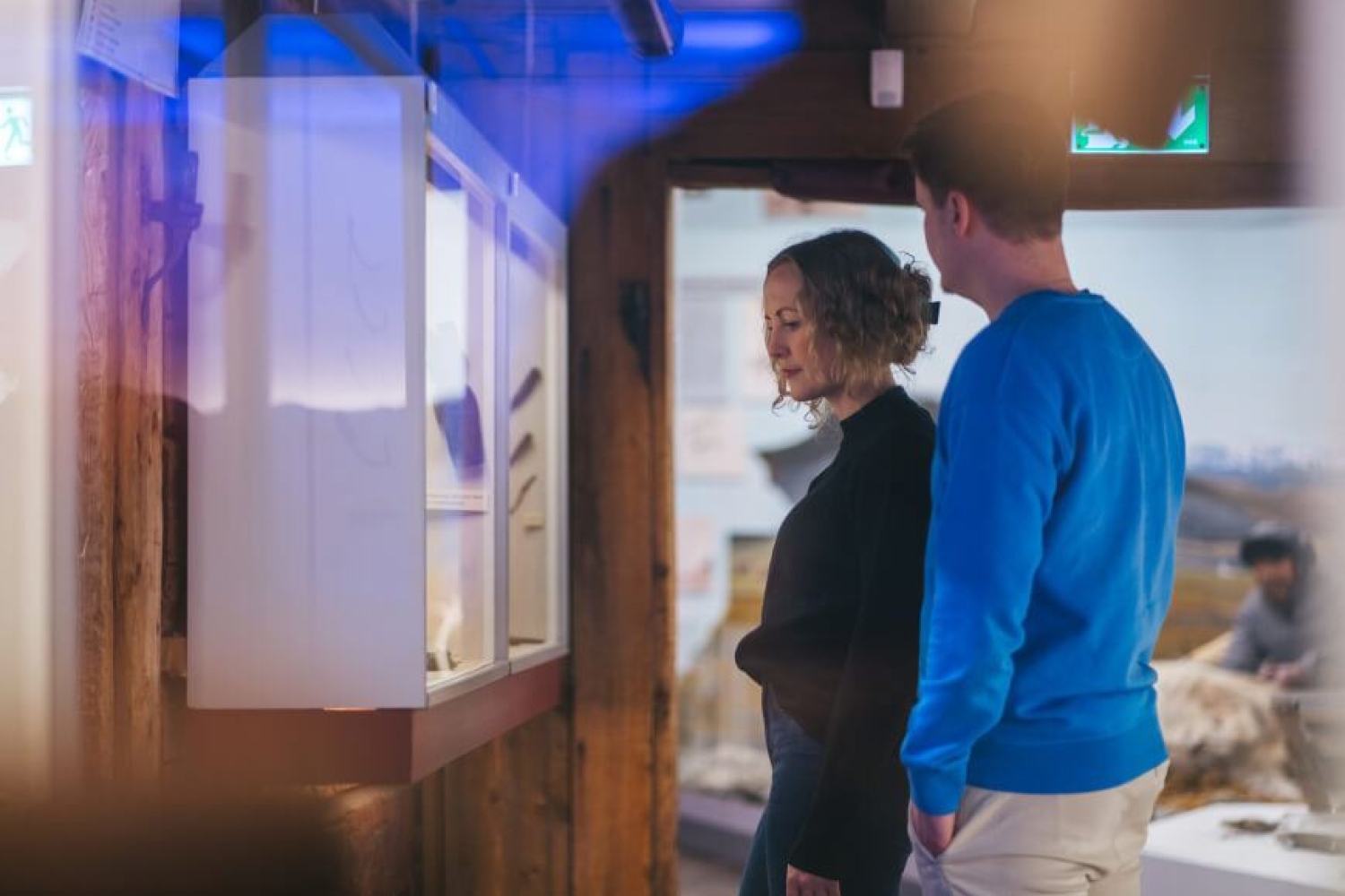 To personer ser på en utstilling på Polarmuseet i Tromsø