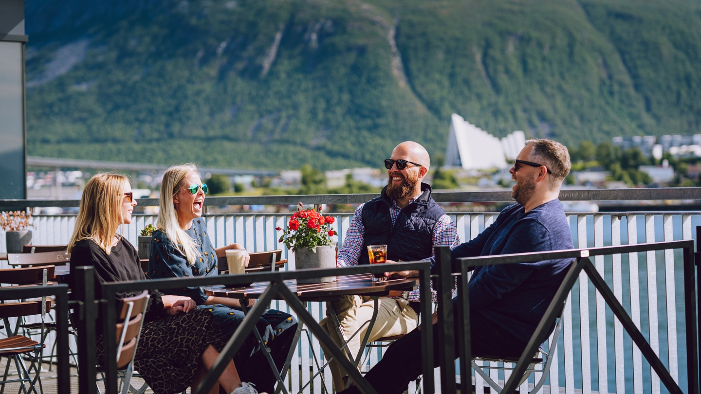 Venner på utekafé i Tromsø