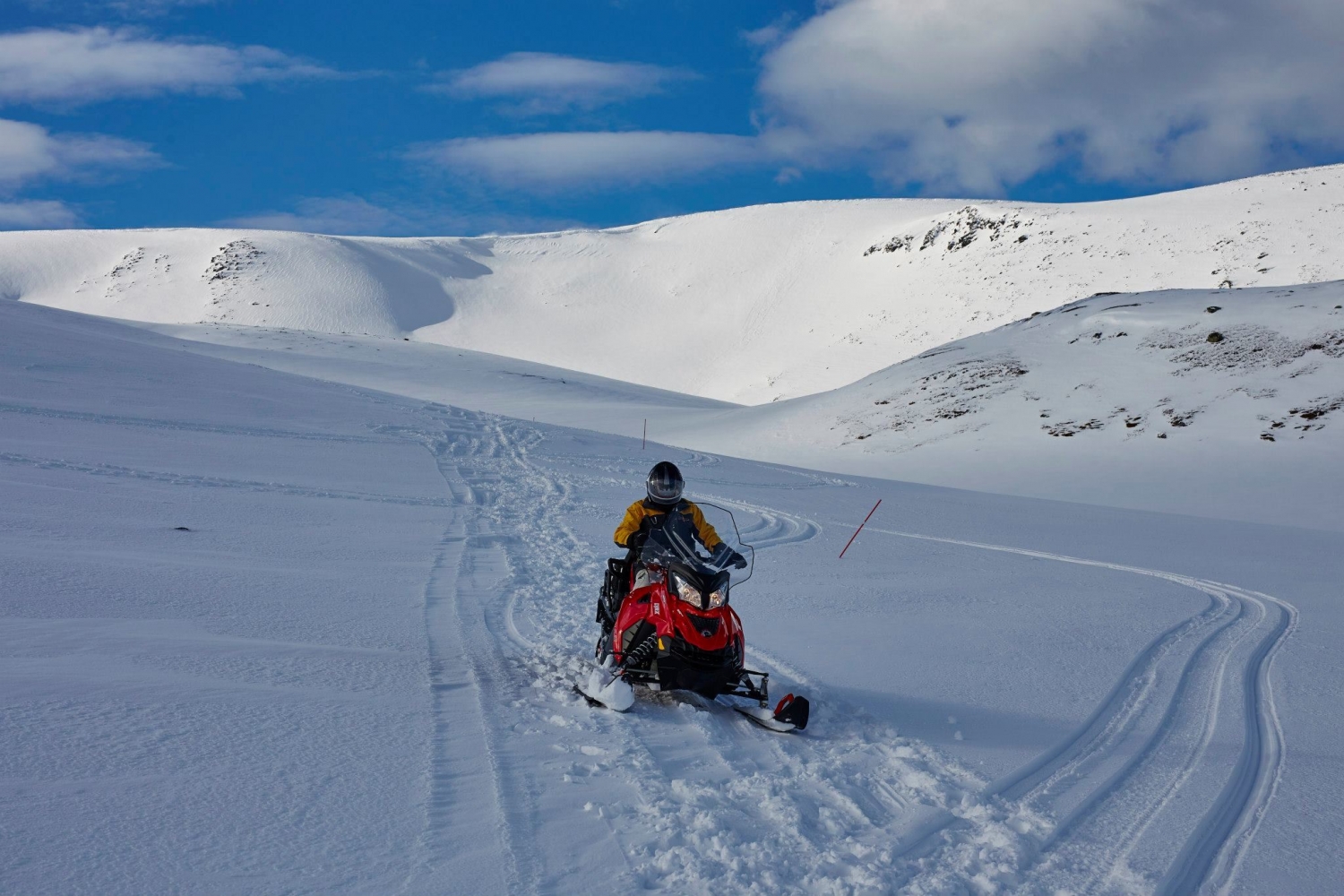 Snøscooter safari i de vakre Lyngen fjellene