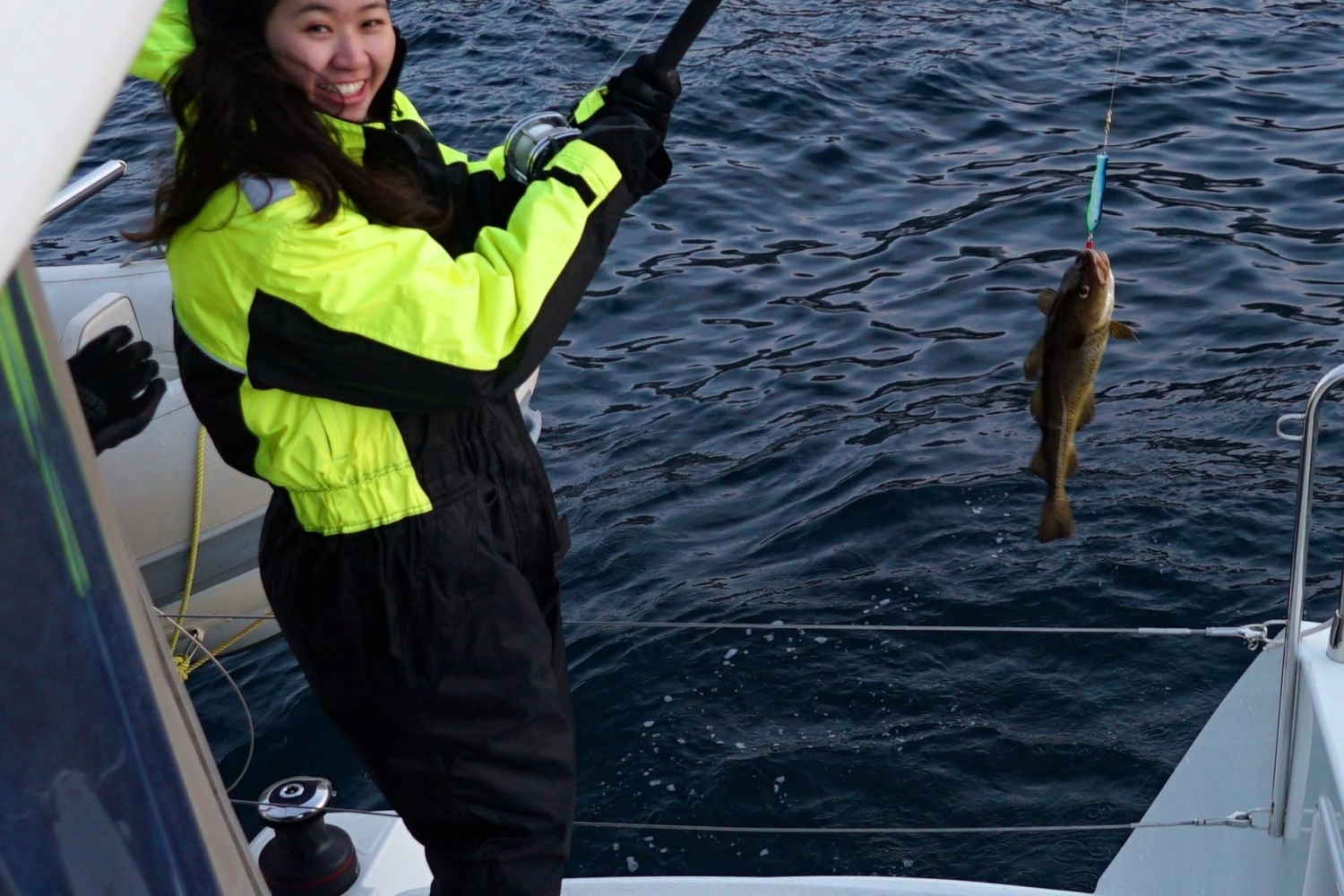 Arctic fisketur med selvfanget fisk til lunsj med byens nyeste luksus katamaran (APFI)