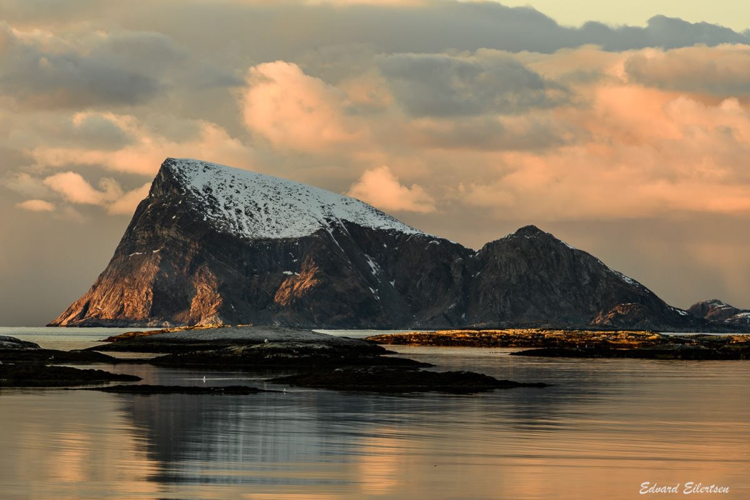 Øya Håja i sollys med snø på toppen 