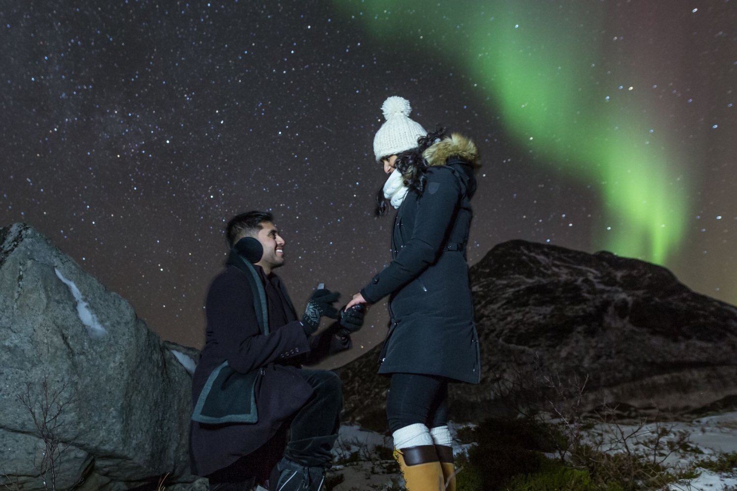 man proposing under the northern lights