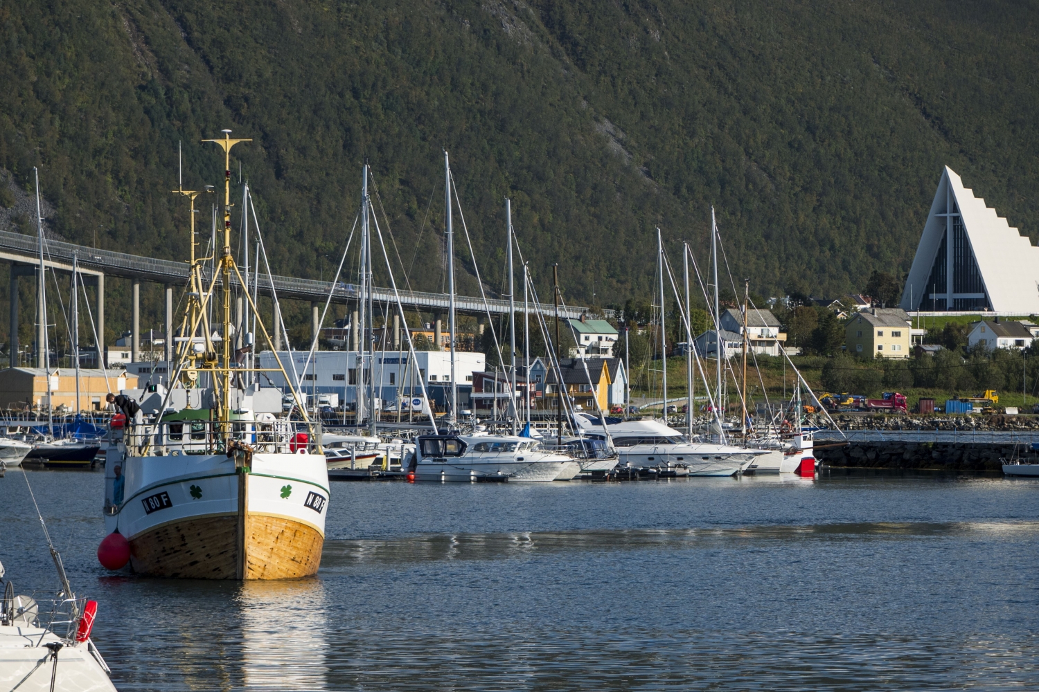 utsikt over Tromsø bru, båter og Ishavskatedralen
