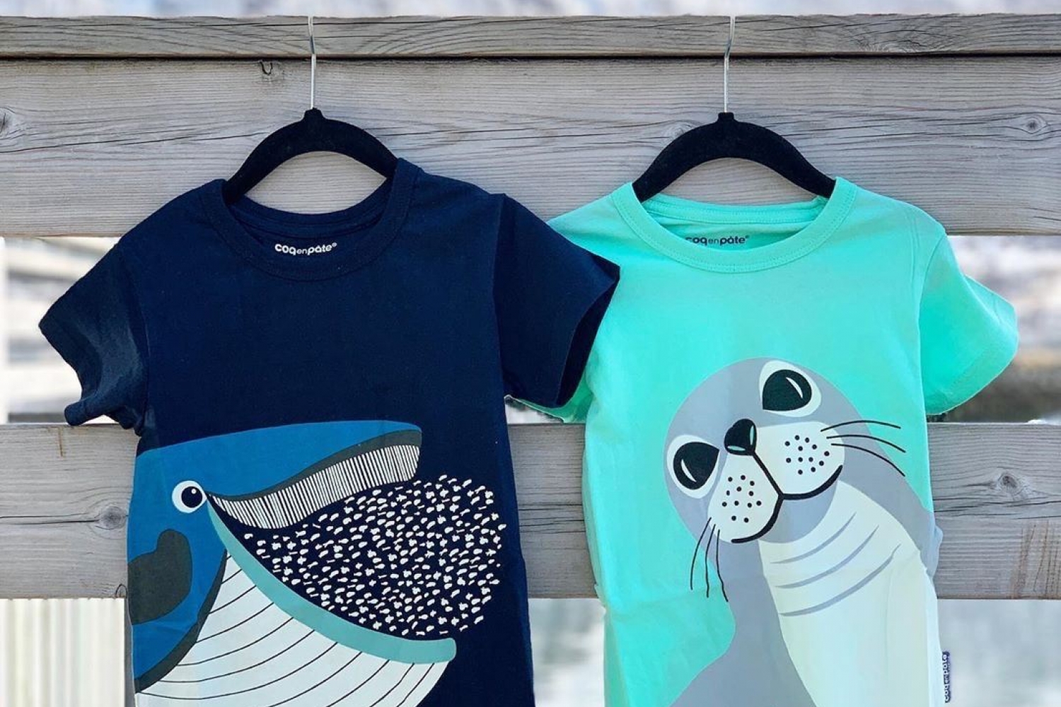 En t-skjorte med hvalmotiv og en med selmotiv