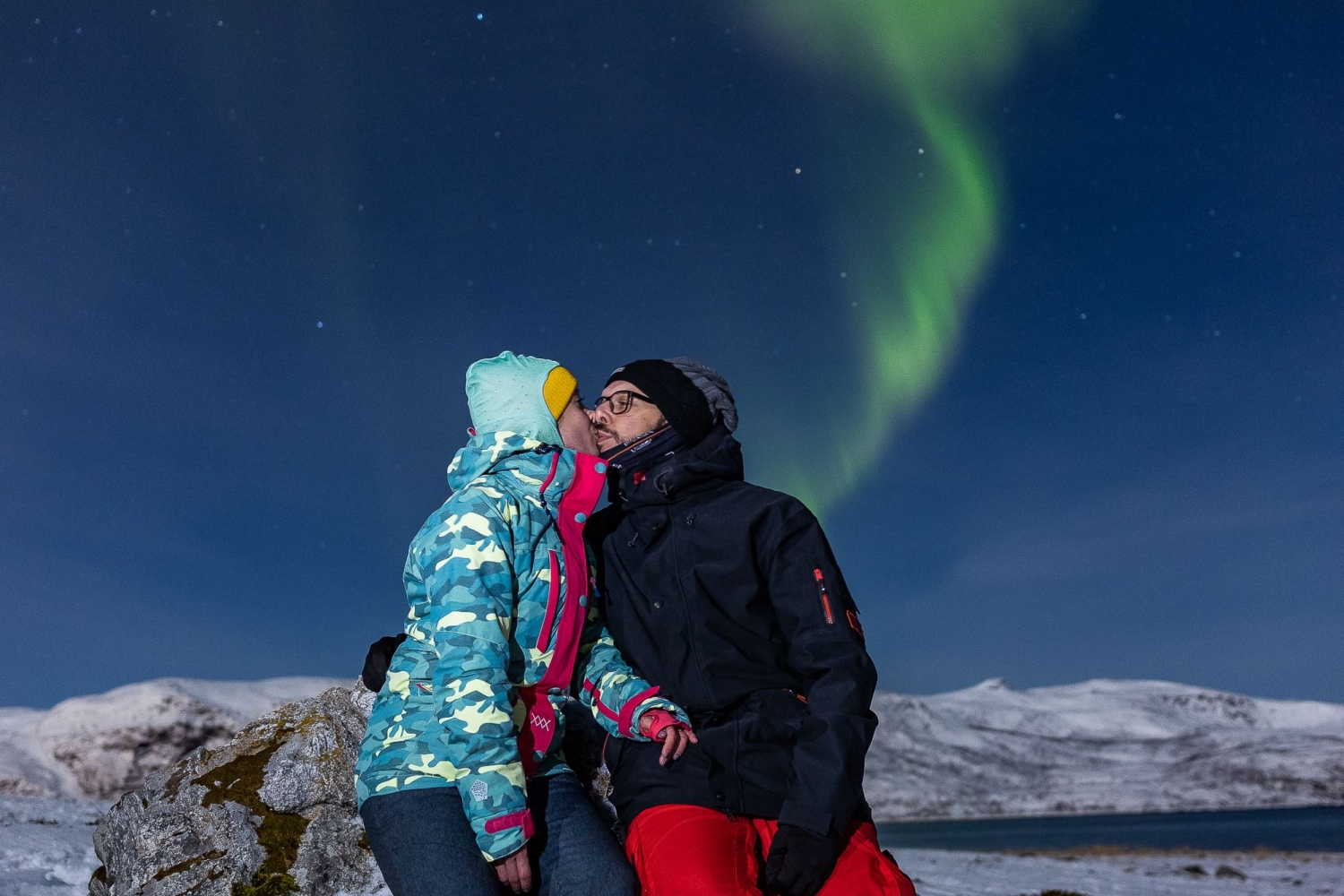 couple kissing under northern lights