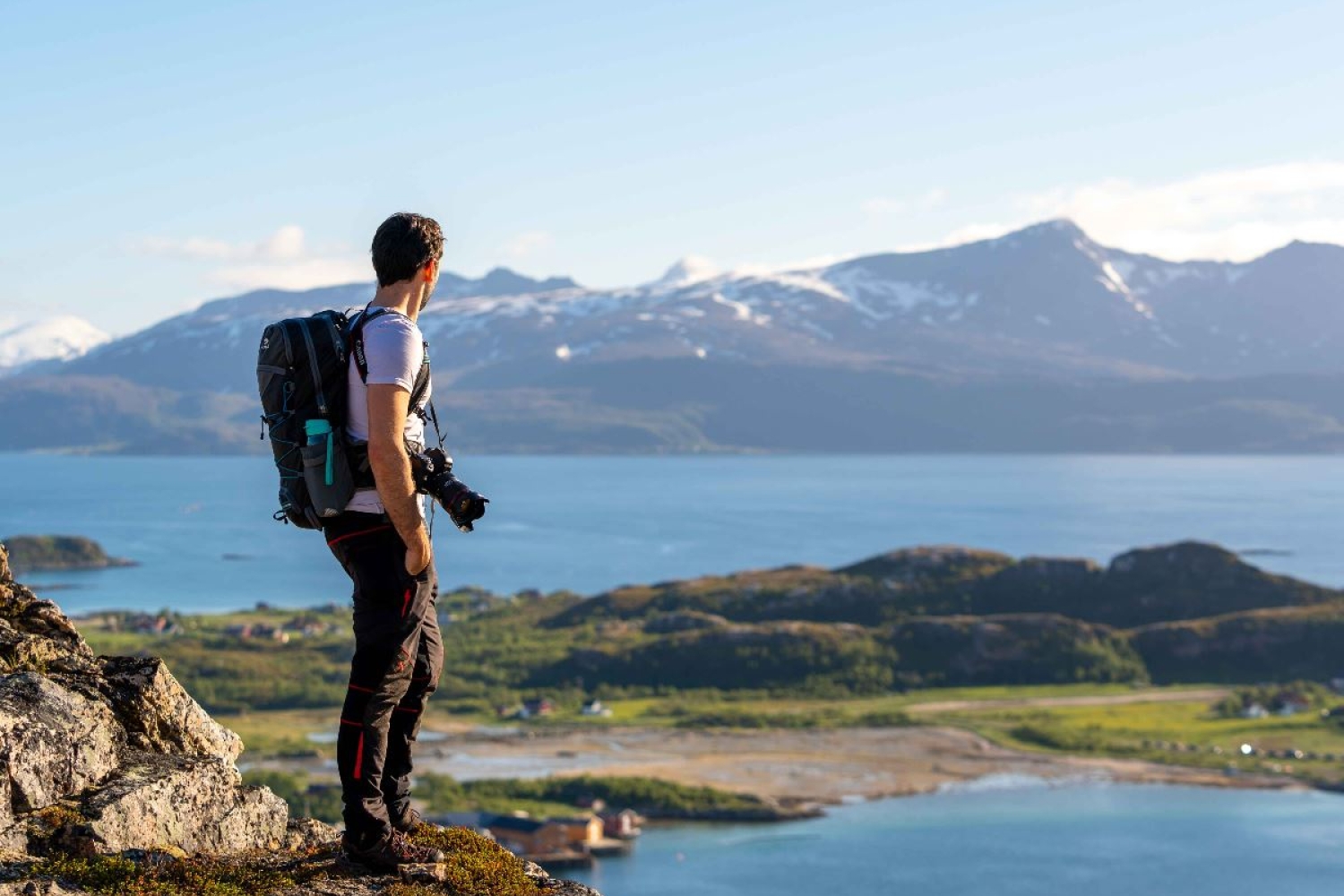 person som ser på utsikten mot Senja fra Ørnfløya