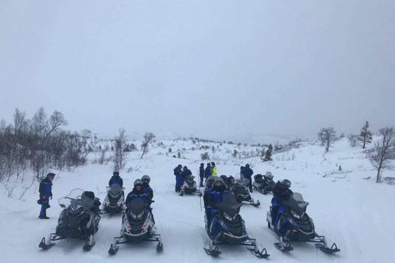 Gruppe personer på snøscooter i Lyngen