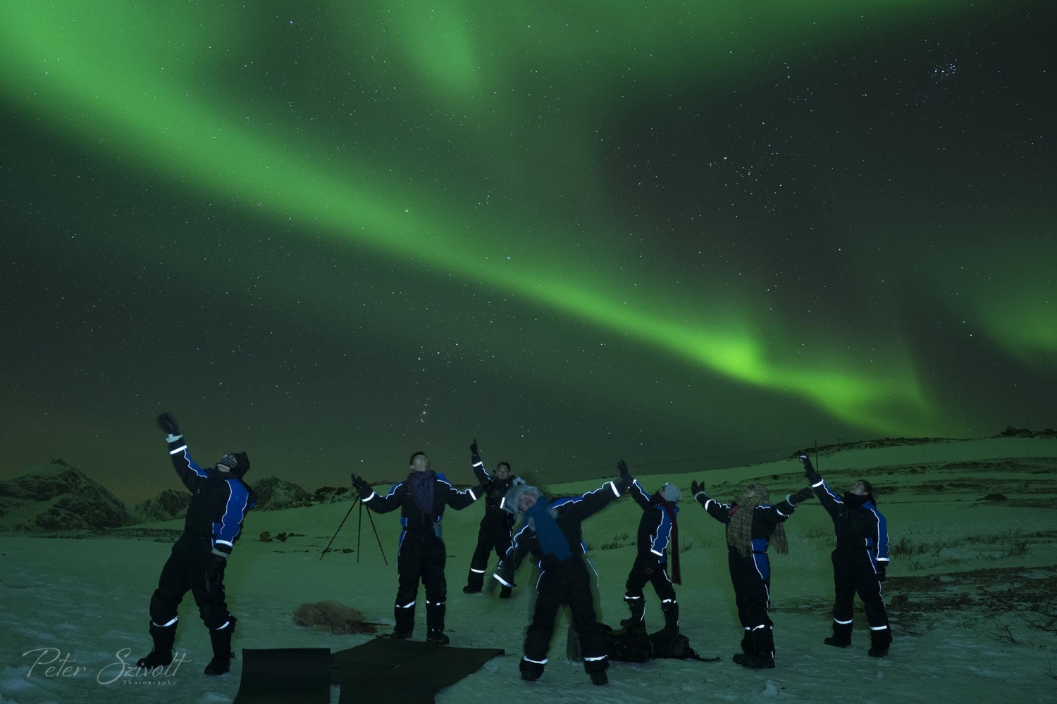 Group of people happy to see the northern lights