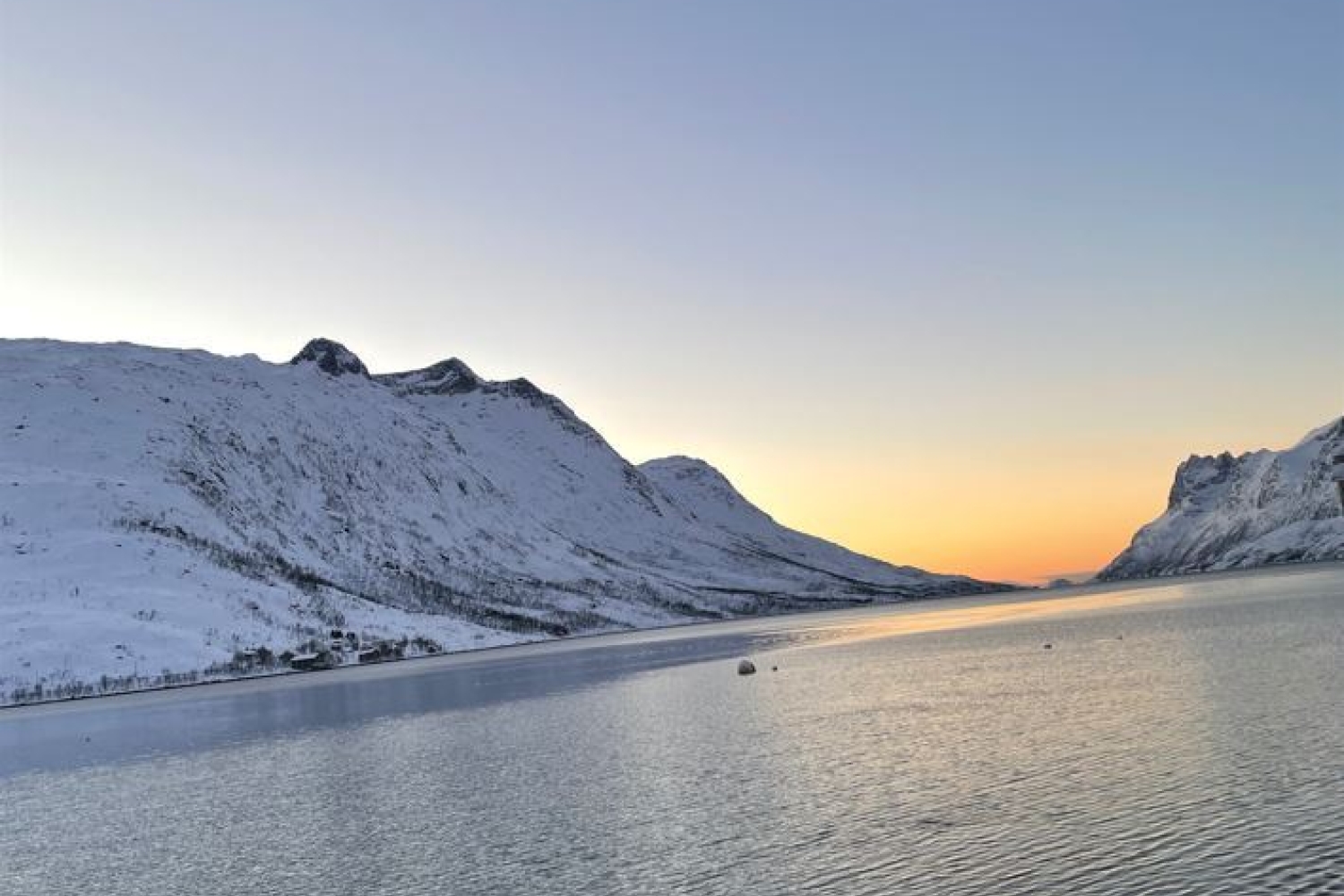 Fjorden ersfjord under solnedgang