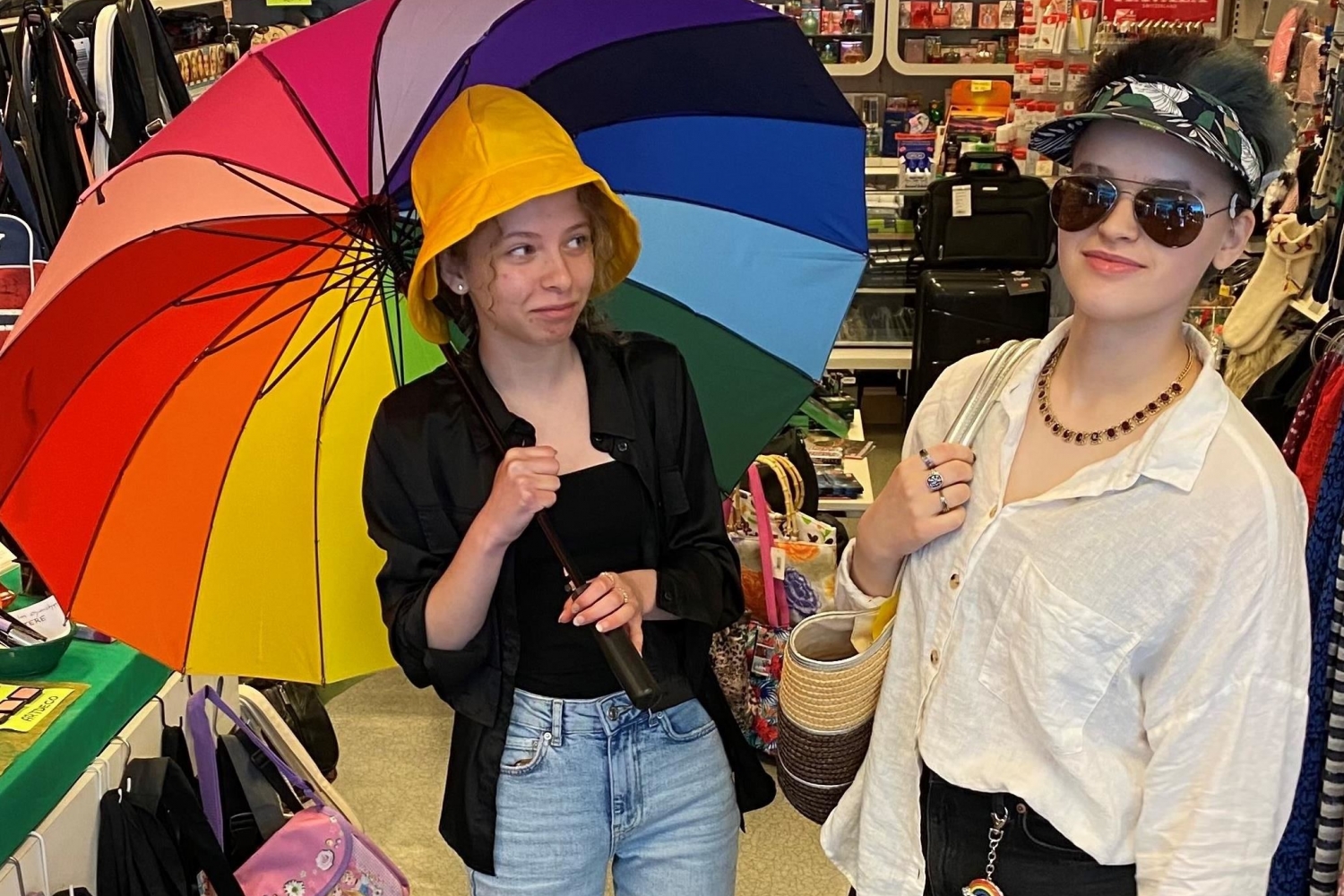 To personer som prøver litt hatter, klær og paraply