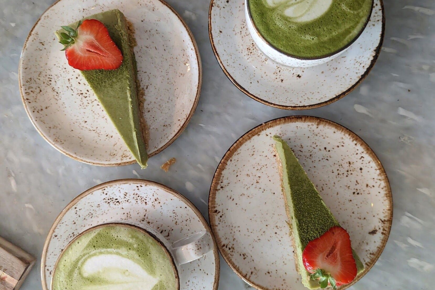 grønt-dekorert kake med jordbær på og kaffe med hjerte dekor