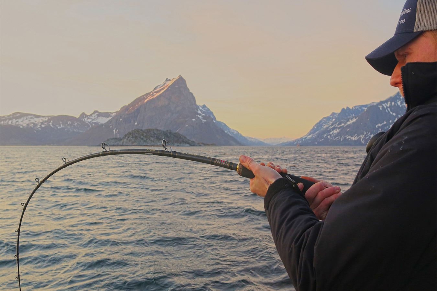 Mann fisker utenfor Tromsø