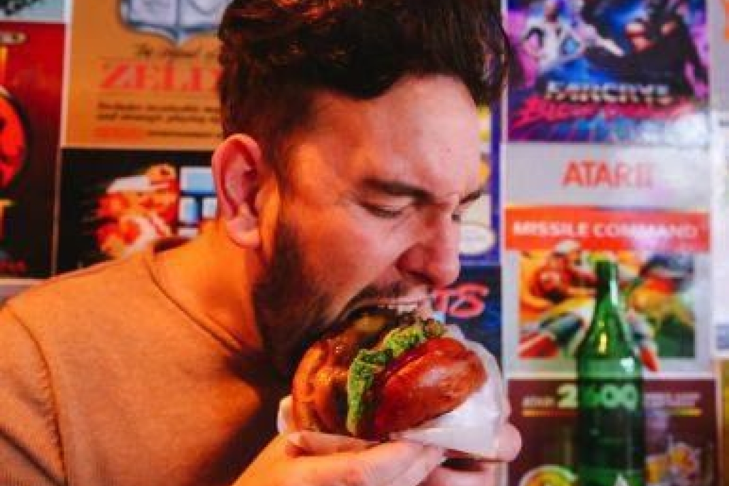Mann som spiser en burger