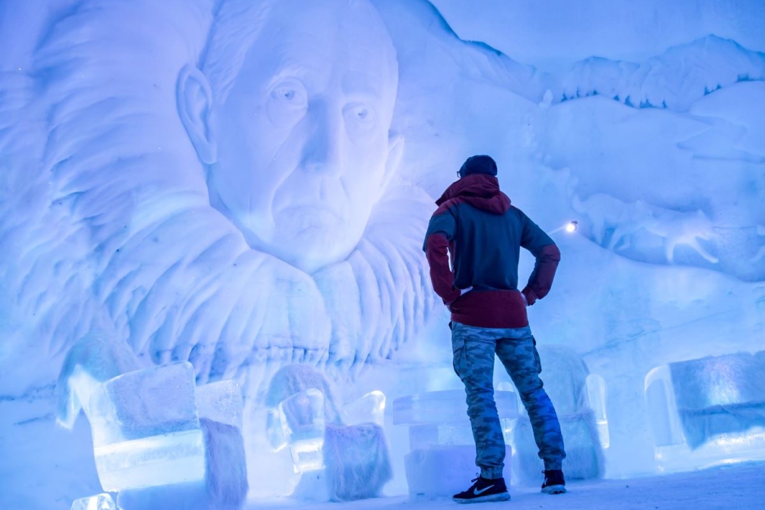 Mann ser på is skulpturene