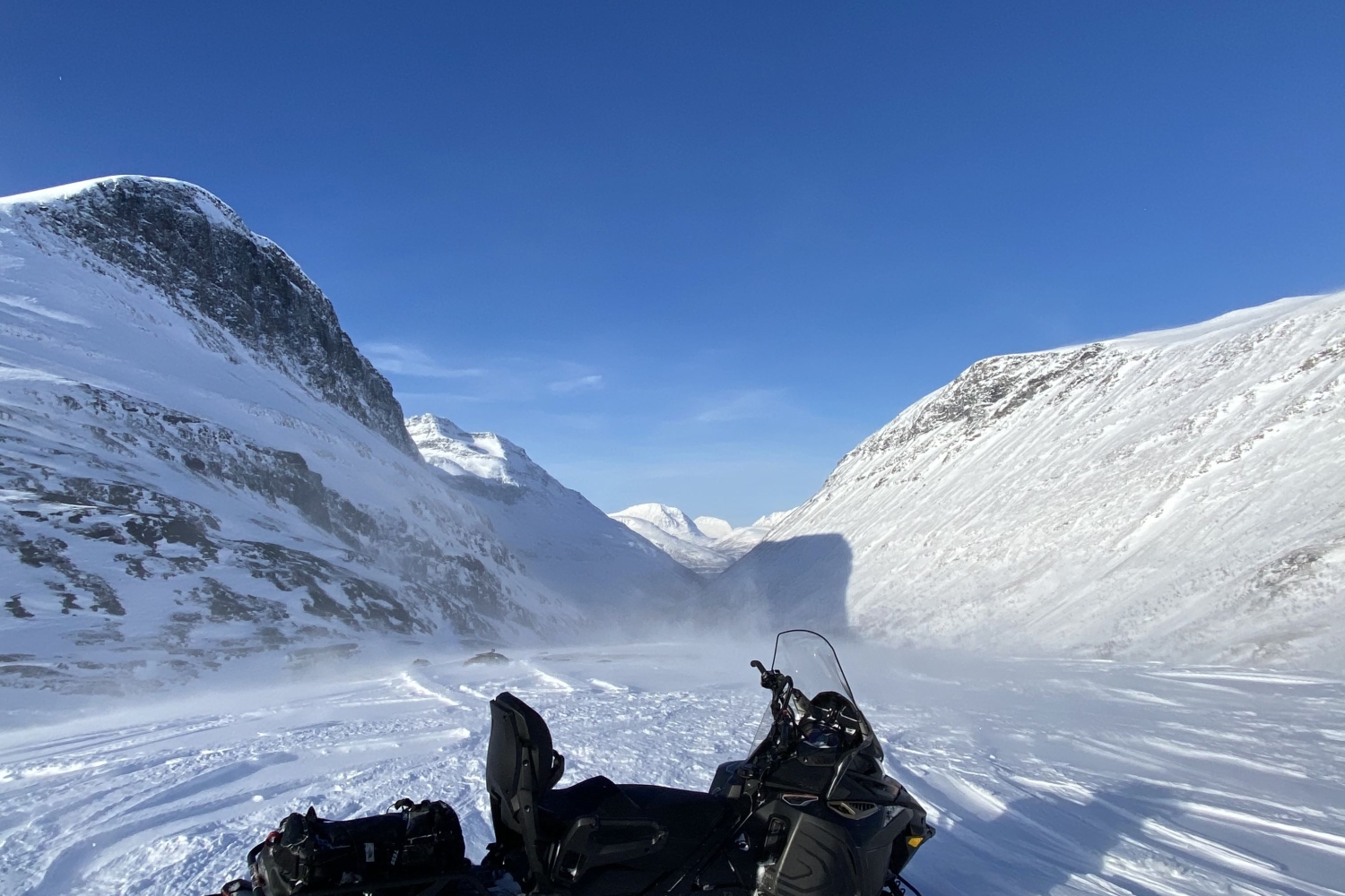 Snøscooter i arktisk vinterlandskap nord for Tromsø