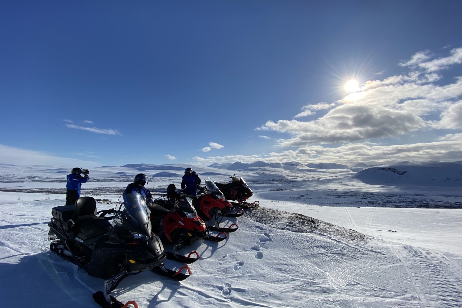 Snøscootertur i arktisk vinterlandskap nord for Tromsø