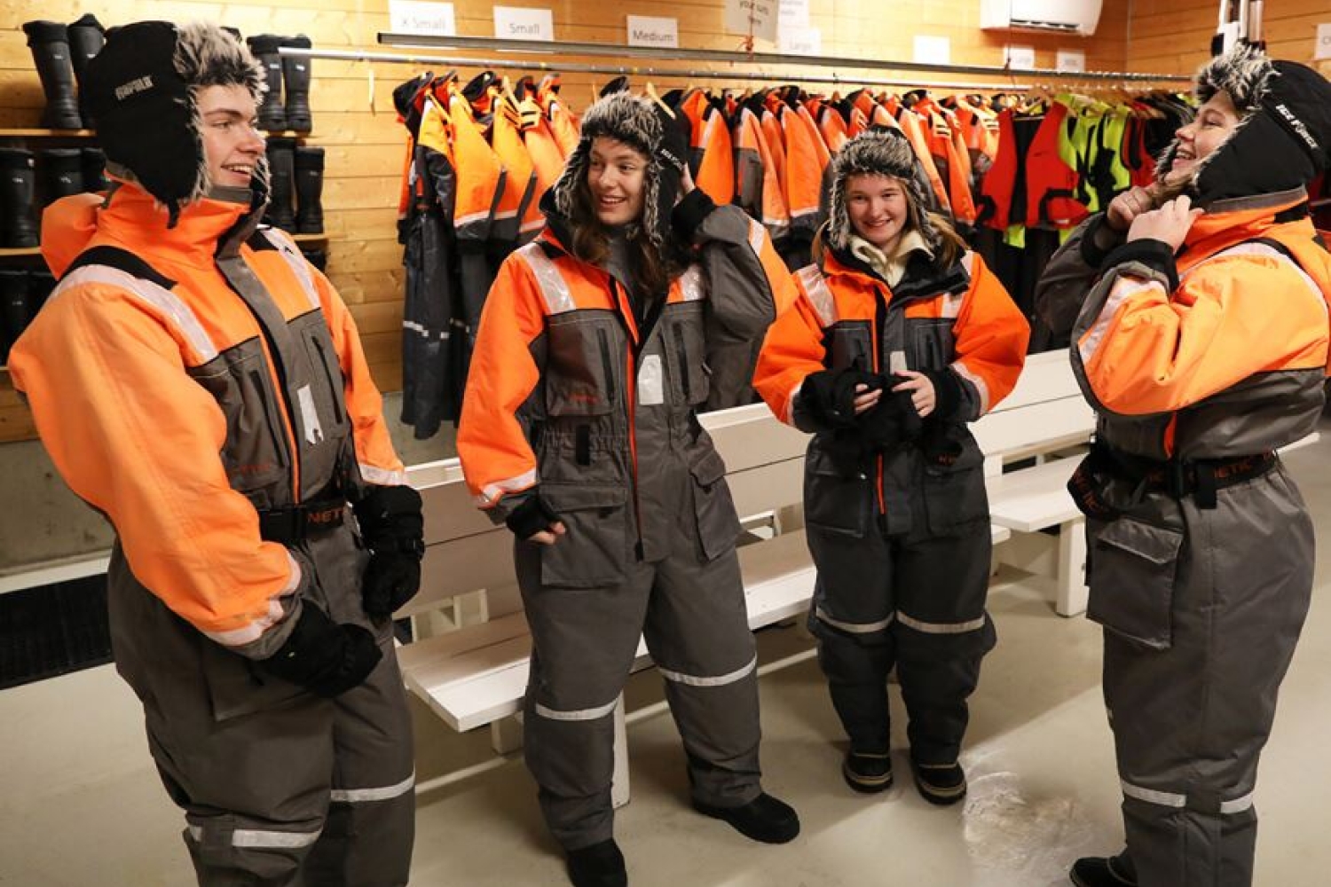 Gruppe kler på seg flytedrakter hos Explore the Arctic